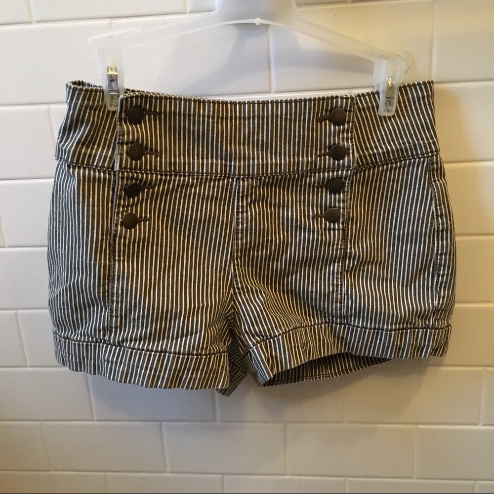 striped short shorts designed w/ 2 sided buttons